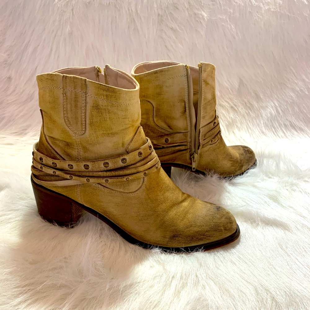 Womens Boots GUC size 9.5